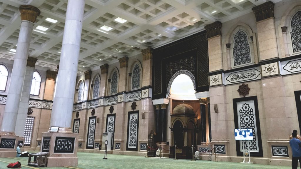 bagian dalam Masjid-Kubah-Emas-Dian-Al-Mahri-Depok